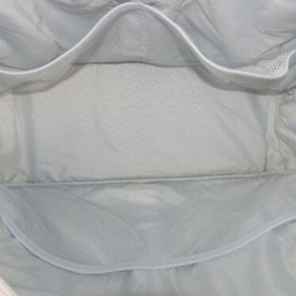 🎉HP🎉Vera Bradley Grand Traveler in Lisbon Medallion - Picture 5 of 7